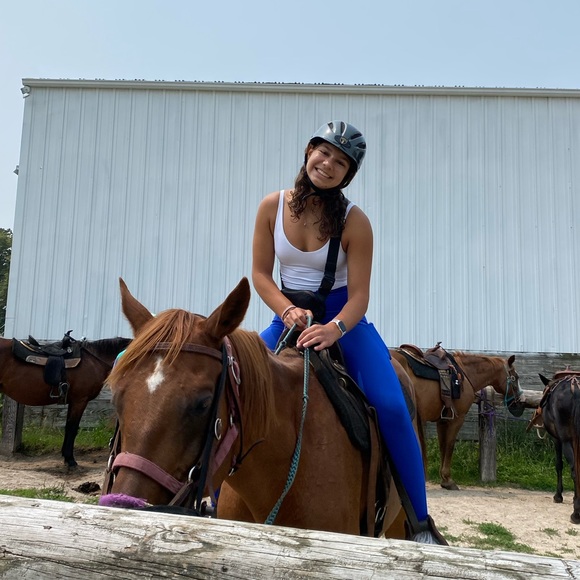 Meet your Posher, Gabi - Picture 1 of 1